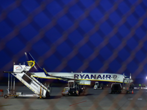 Video of Ryanair passenger racially abusing woman on flight goes viral: British cops launch probe Video of Ryanair passenger racially abusing woman on flight goes viral: British cops launch probe